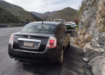 Mujer estrella auto contra talud en “Rumbo Nuevo”