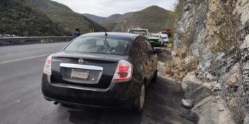 Mujer estrella auto contra talud en “Rumbo Nuevo”