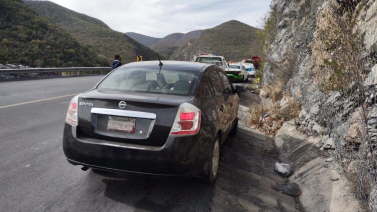 Mujer estrella auto contra talud en “Rumbo Nuevo”