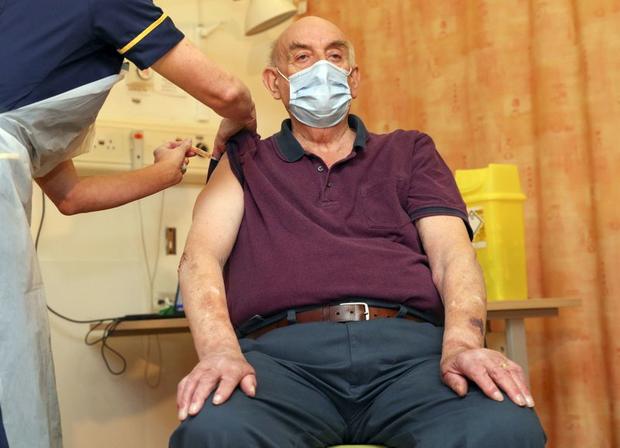 Es aplicada primera vacuna de AstraZeneca contra el COVID-19 en Inglaterra