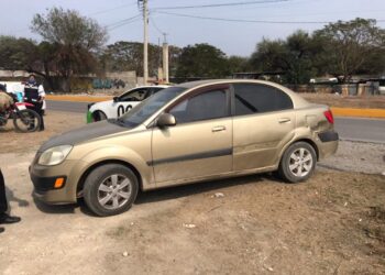 Mujer se pasa alto y causa choque