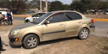 Mujer se pasa alto y causa choque