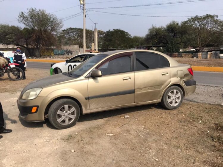 Mujer se pasa alto y causa choque