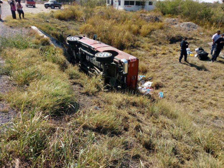 Vuelca camioneta en carretera Victoria-Matamoros; 3 heridos