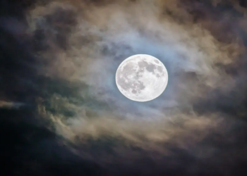 Por que la gente duerme menos con luna llena