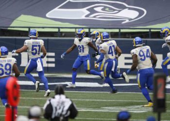 Carneros sorprenden y eliminan a Seattle