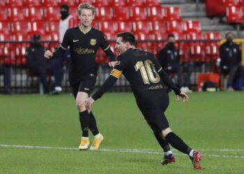 El Barcelona derrota 4-0 a Granada, con doblete de Messi