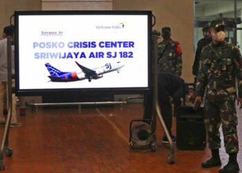 Hallan restos de pasajeros en lugar del accidente aéreo en Indonesia