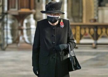 Isabel II y su esposo Felipe reciben vacuna anticovid