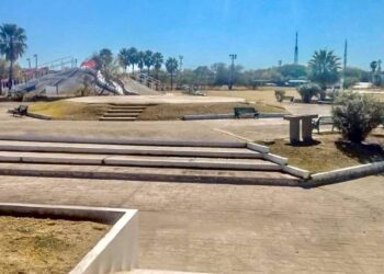 Limpian parques y plazas, pero repunte de Covid-19 impide usarlos