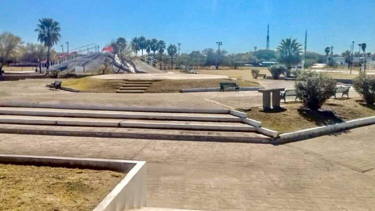 Limpian parques y plazas, pero repunte de Covid-19 impide usarlos