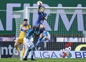 Tigres se impone a 2-0 al León en arranque de Guardianes 2021