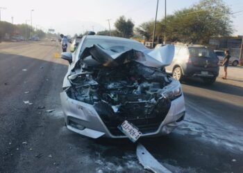 Auto se incendia tras choque