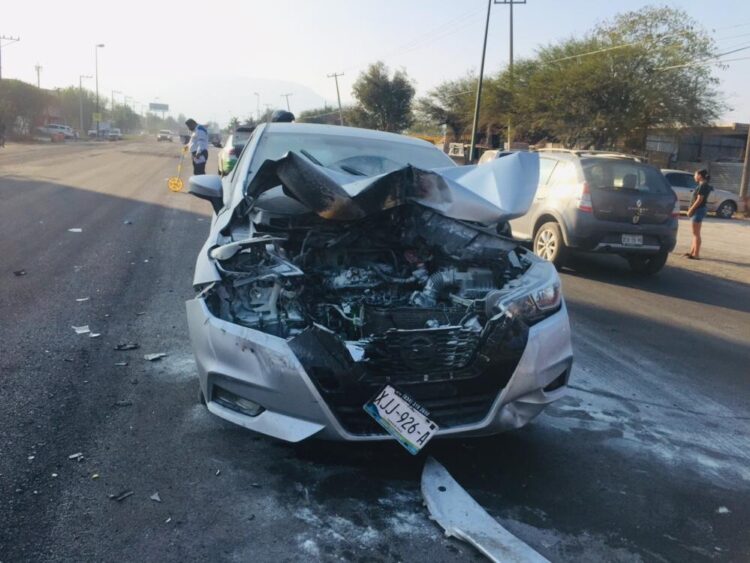 Auto se incendia tras choque