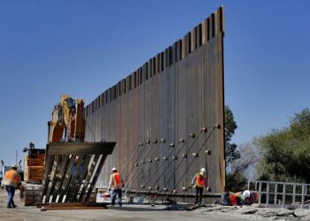 Suspenderá Biden construcción del muro de Trump