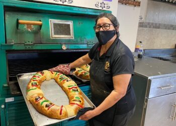 Elaboran con amor las roscas de Reyes