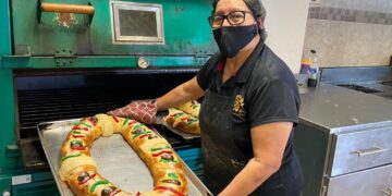 Elaboran con amor las roscas de Reyes