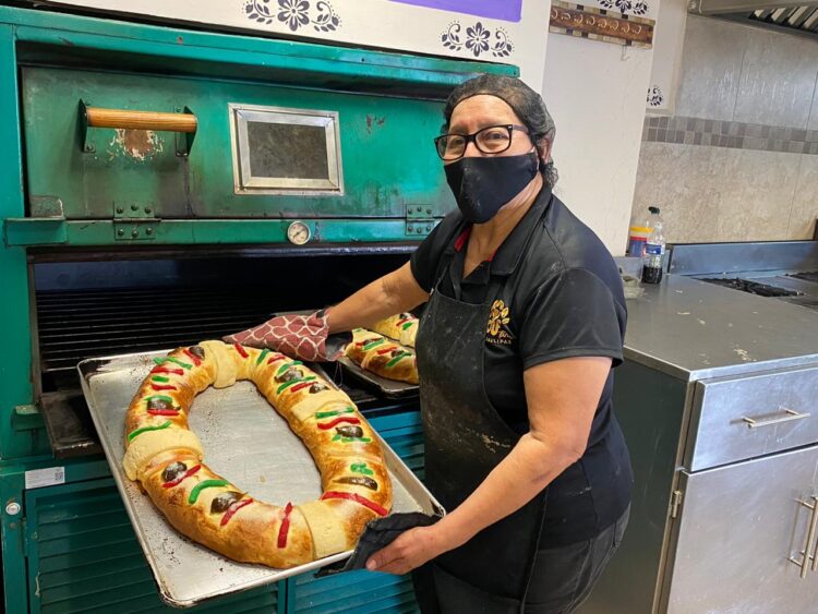 Elaboran con amor las roscas de Reyes