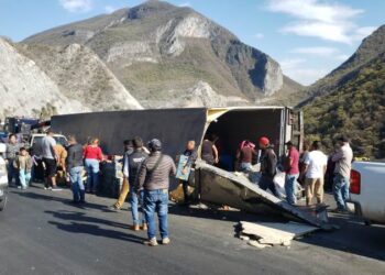 Vuelca tráiler con tomate y hacen rapiña