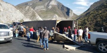 Vuelca tráiler con tomate y hacen rapiña