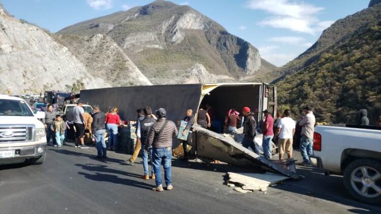 Vuelca tráiler con tomate y hacen rapiña