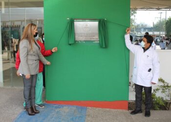 Hospitales del IMSS Tamaulipas reciben placa condecorativa por lucha contra COVID