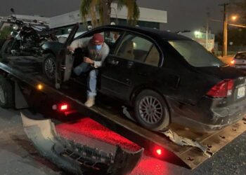 Motociclista se estrella atrás de coche