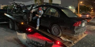 Motociclista se estrella atrás de coche