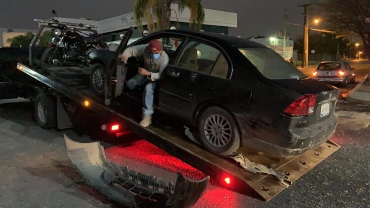 Motociclista se estrella atrás de coche