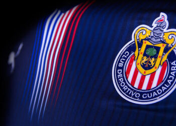 Chivas presenta nuevo uniforme alternativo para disputar el Clausura 2021