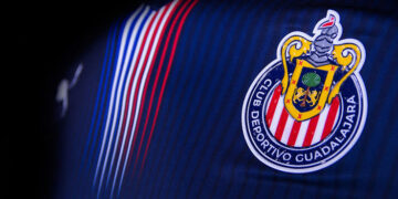 Chivas presenta nuevo uniforme alternativo para disputar el Clausura 2021