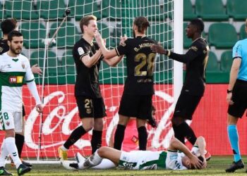 De Jong y Riqui Puig le dan al Barcelona una victoria sin brillo ante el Elche