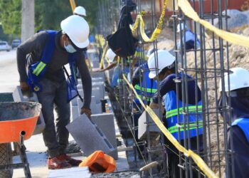 Supervisa Pilar construcción de barda en Secundaria 9