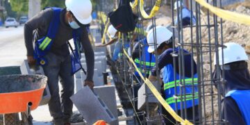 Supervisa Pilar construcción de barda en Secundaria 9
