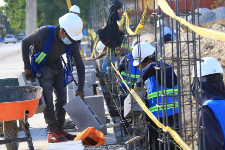 Supervisa Pilar construcción de barda en Secundaria 9