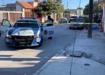 Encuentran muerto a anciano en banqueta