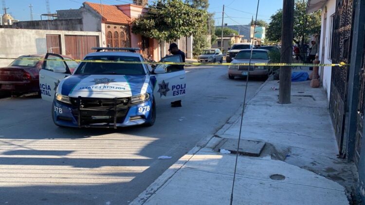 Encuentran muerto a anciano en banqueta