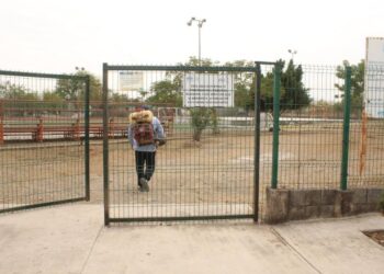 Fumigan áreas del deporte municipal