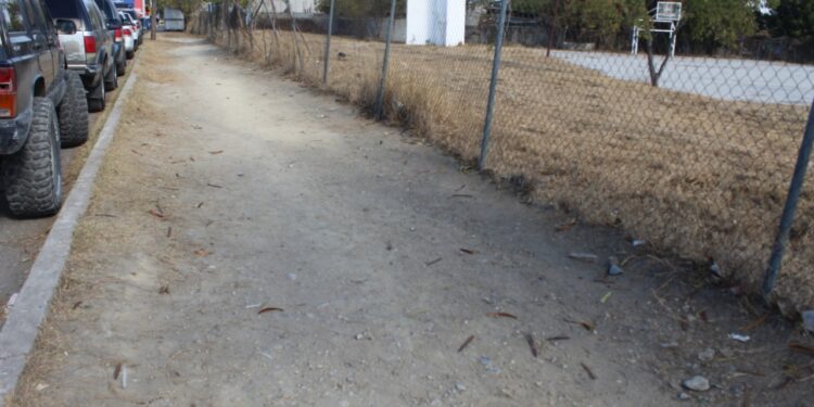 Continúan labores de mantenimiento en espacios públicos deportivos