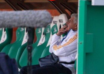 Multan al Tuca Ferreti por fumar en el banquillo