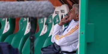 Multan al Tuca Ferreti por fumar en el banquillo