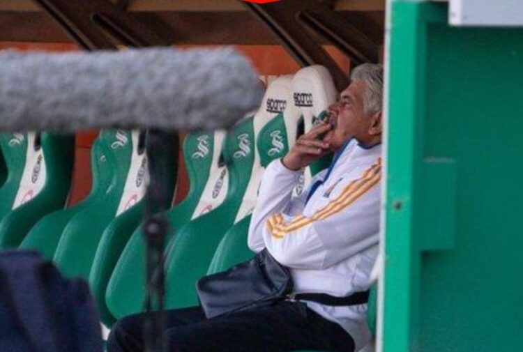 Multan al Tuca Ferreti por fumar en el banquillo