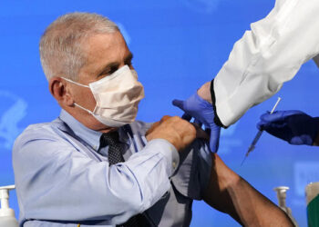 EU podría vacunar a un millón de personas al día: Fauci