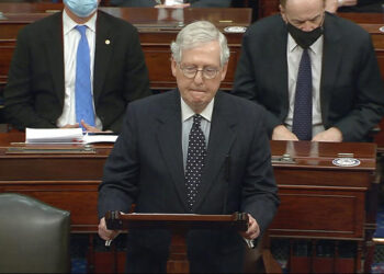 McConnell rechaza juicio político rápido contra Trump