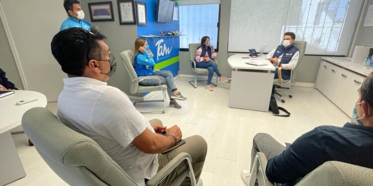 Se reúne Carlos Fernández con equipo INDE