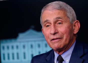 Fauci pide asumir que cepa británica tiene poder para ‘causar más daño’