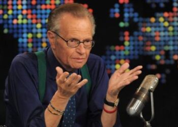 Larry King en el hospital con COVID-19