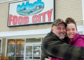 Gana pareja 1 mdd en lotería; gratifican a vendedores del billete