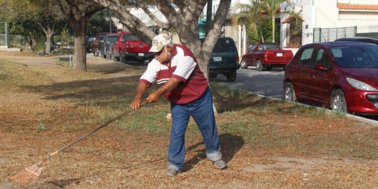 Acelera Municipio de Victoria limpieza en unidades deportivas