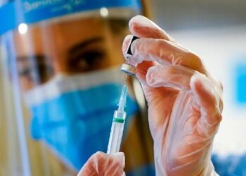 Reportan estable a enfermera tras reacción adversa de vacuna Pfizer